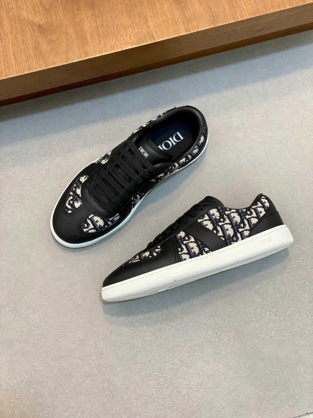 Factory price: 420💰The top version of Dior 25ss new product B01 moral training shoes. The toe size design of the couple's style is a bit wider. The upper foot comfort is perfect. The thread is beautiful. Perfectly suitable for trousers. Decorated with various classic details. It is the ideal choice for daily styling. It can be matched with various casual items to create exquisite shapes. Fabric first layer cowhide/lining sheepskin T men's shoes💰U original outsole Code number: 38-44, customized 45